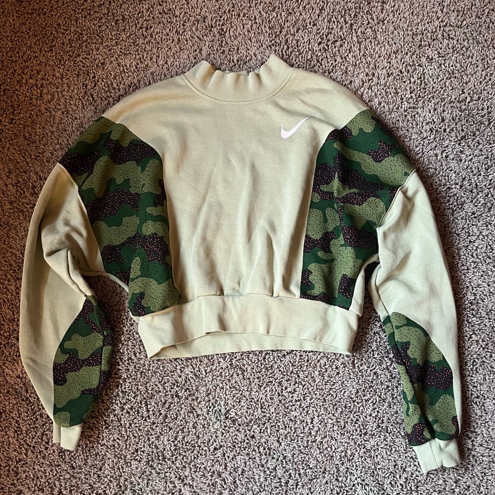Womens Nike Camo/Green Cropped Crewneck